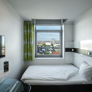 Zimmer mit Kingsize-Bett